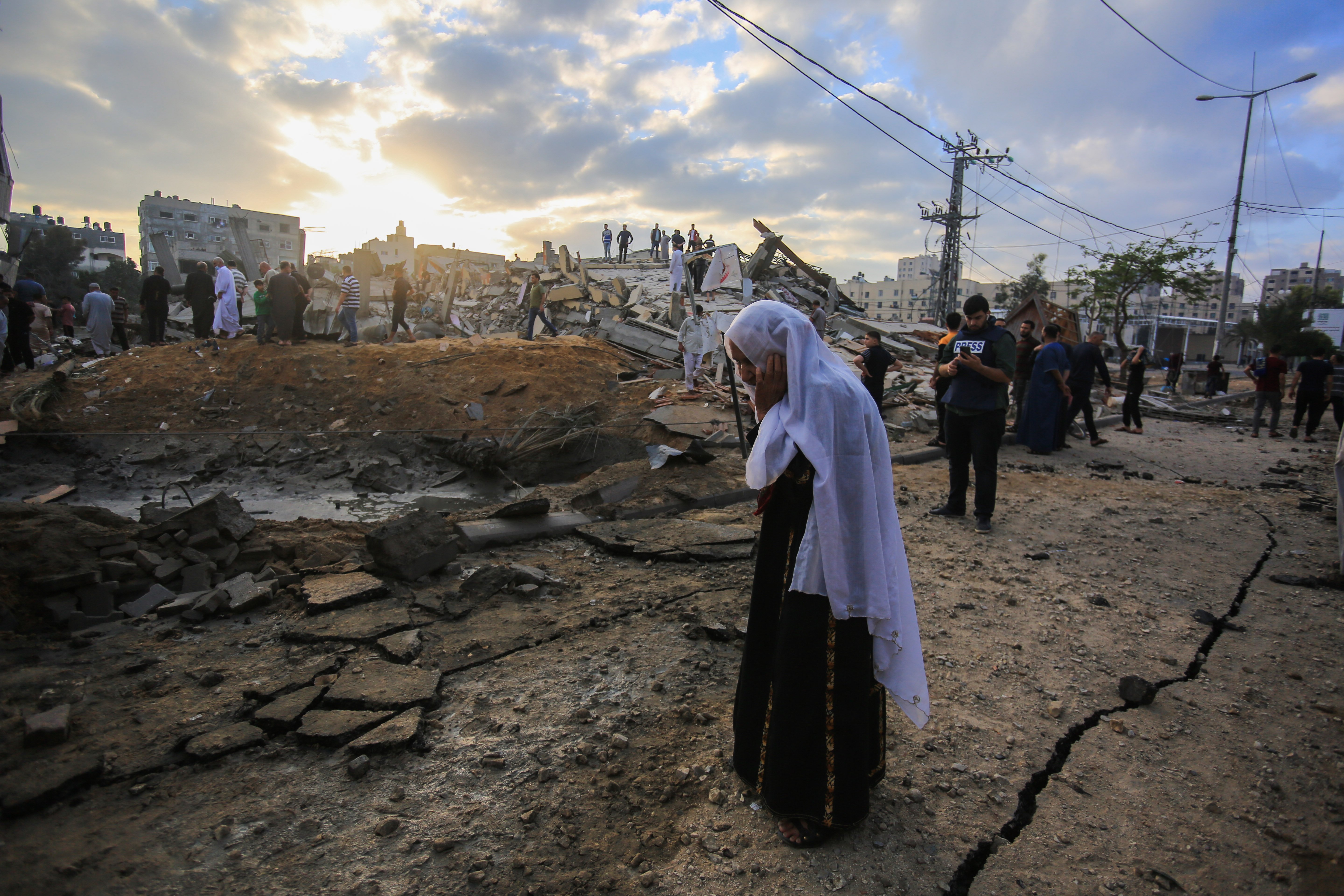 5月13日凌晨，加沙地区上空发生一轮猛烈空袭，市面多处一片混乱。（相片︰Mahmoud Khattab/Quds Net News via ZUMA Wire/Shutterstock）